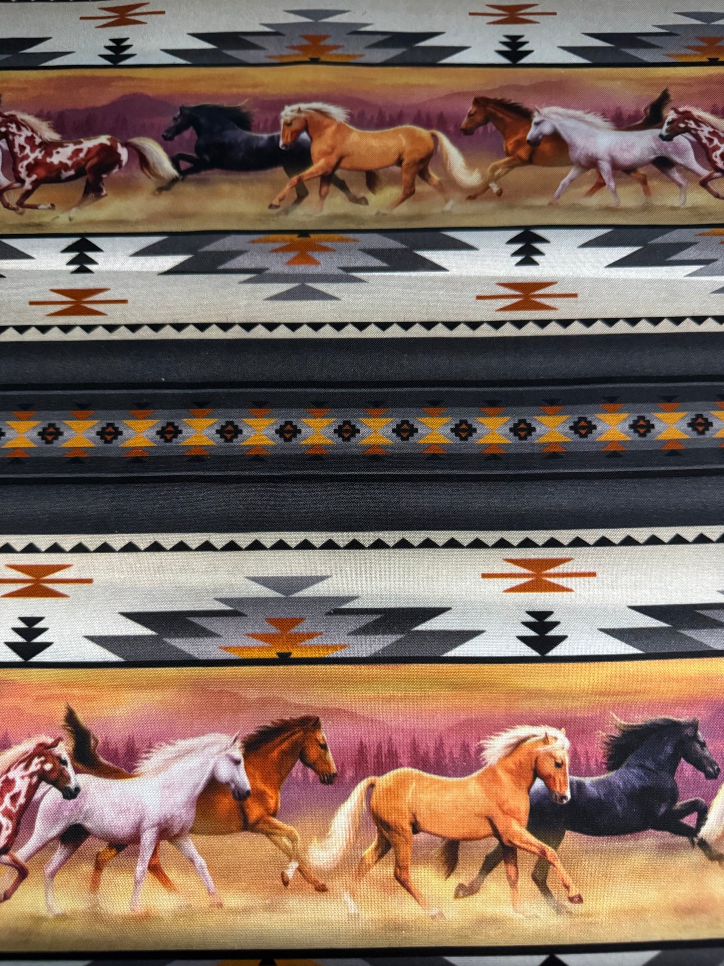 Chevaux sauvages (gris)