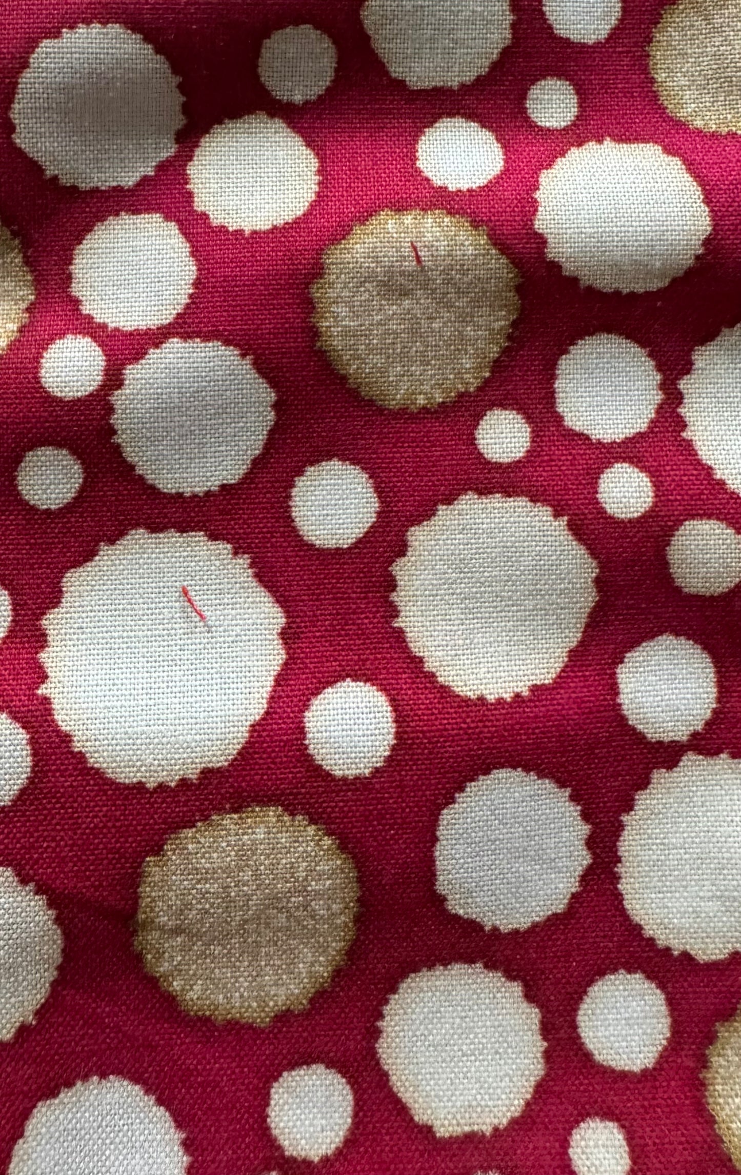 Rond beige fond rouge